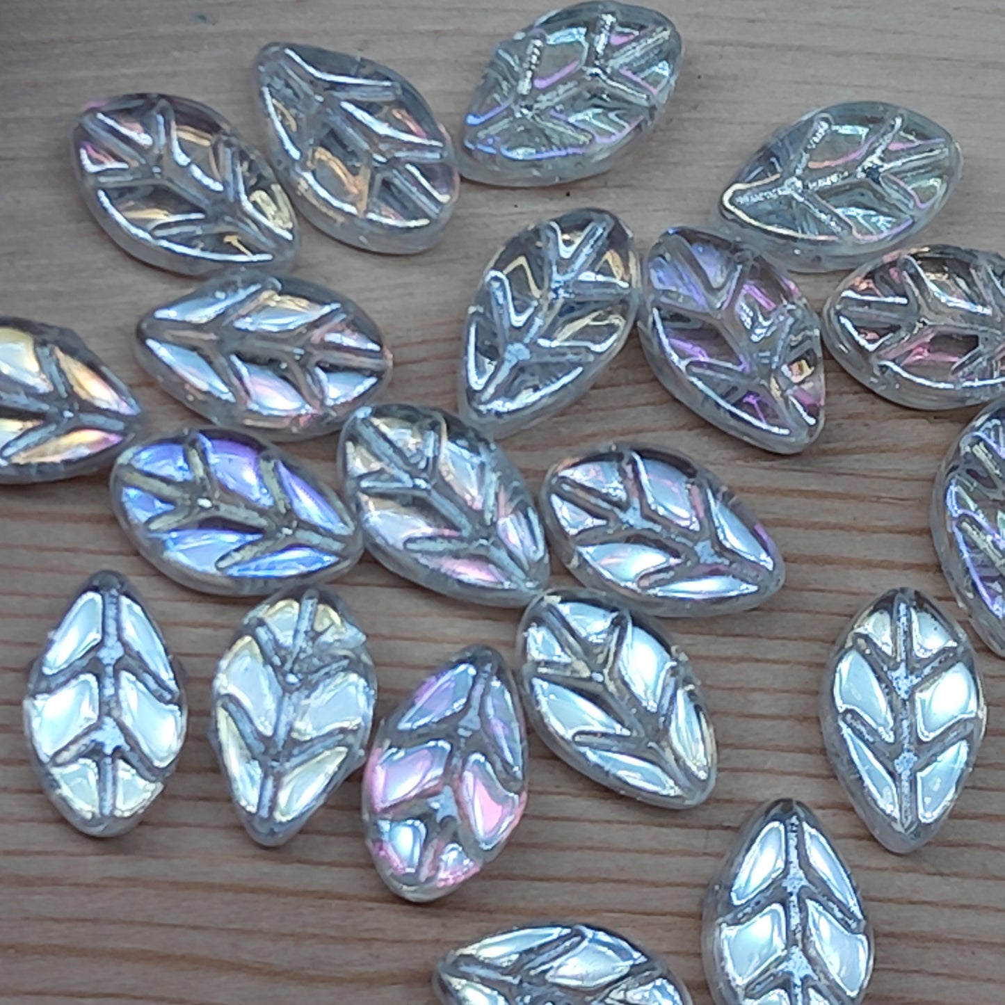 Perle feuille en verre - 6 mm – lot de 20