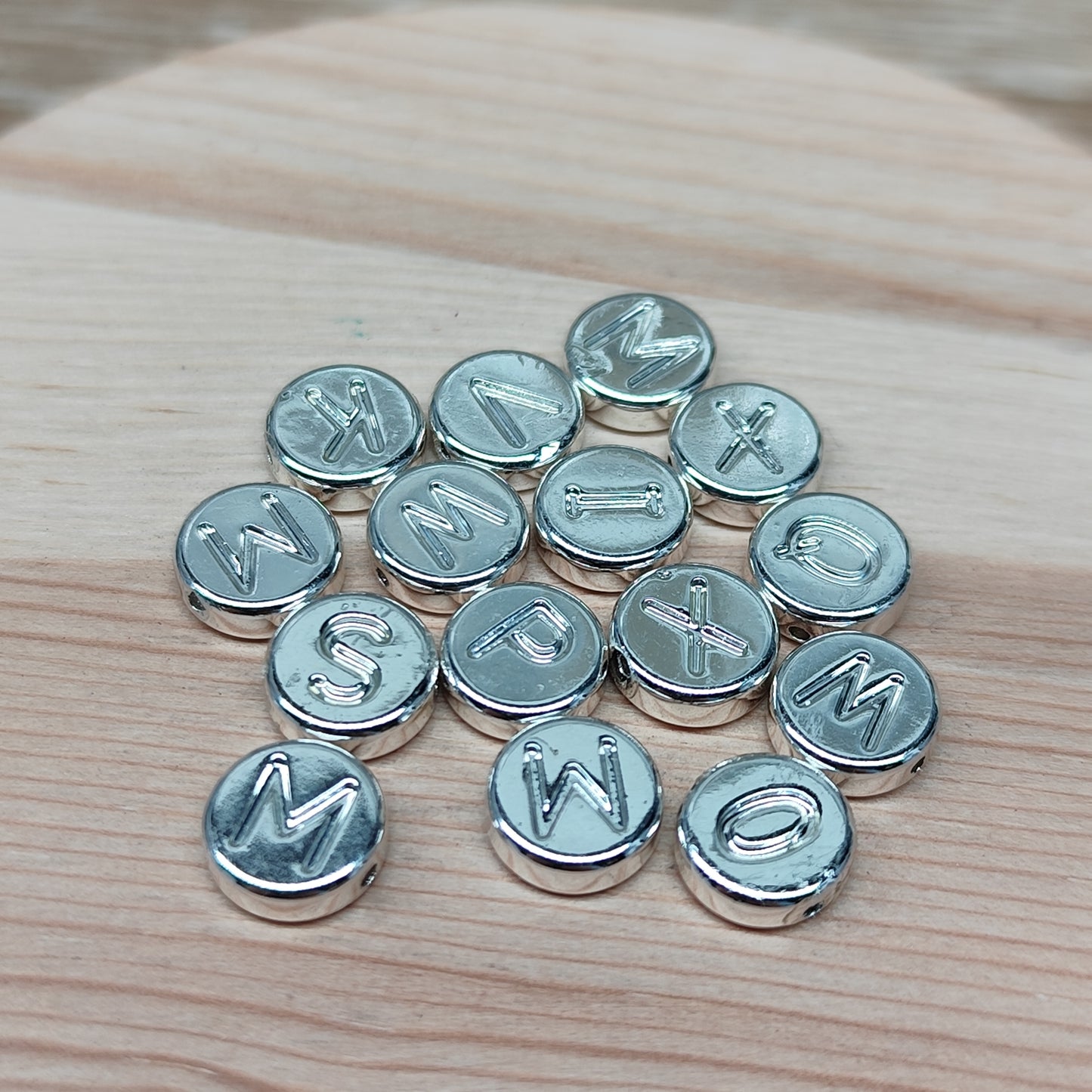 Hématite perles alphabet argentées – 8 mm – lot de 15