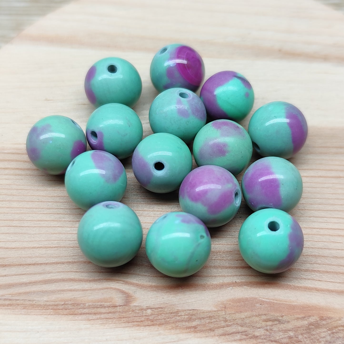 Jade menthe et lila – perles naturelles teintées 10 mm – lot de 15