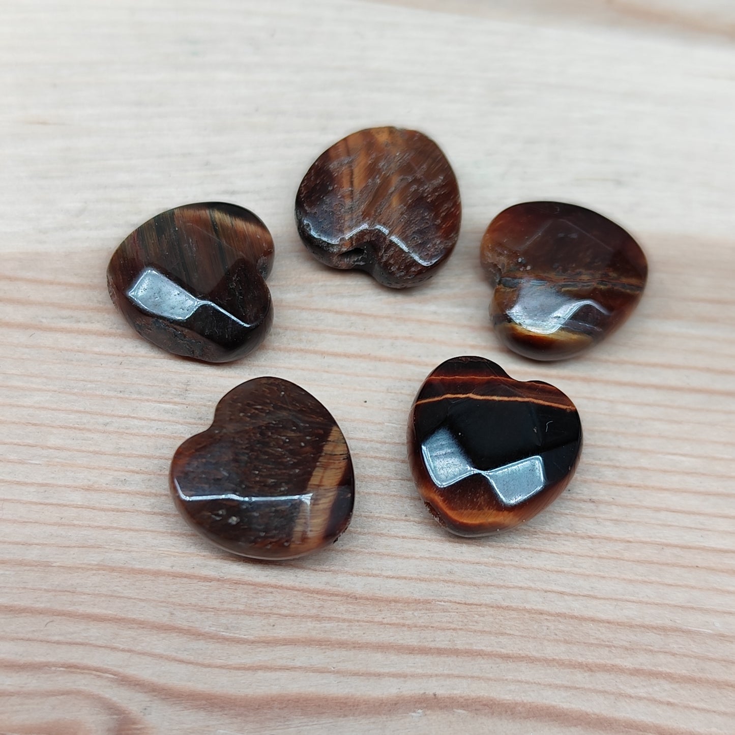 Oeil de Tigre forme cœur facetté – perles naturelles 10 mm – lot de 5