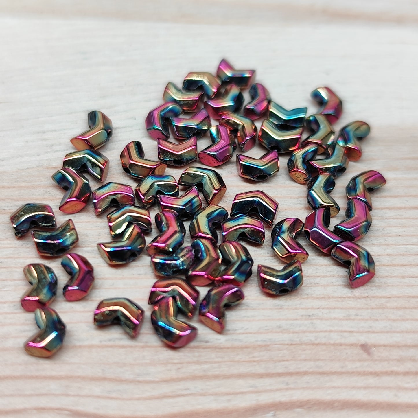 Hématite flèche multicolore – 4,5 mm – lot de 50