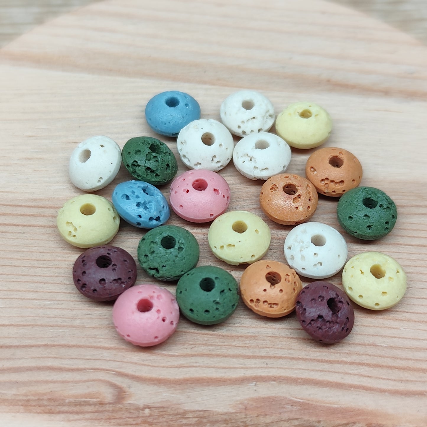 Pierre de lave forme donut multicolore – perles naturelles teintées 8 mm – lot de 20