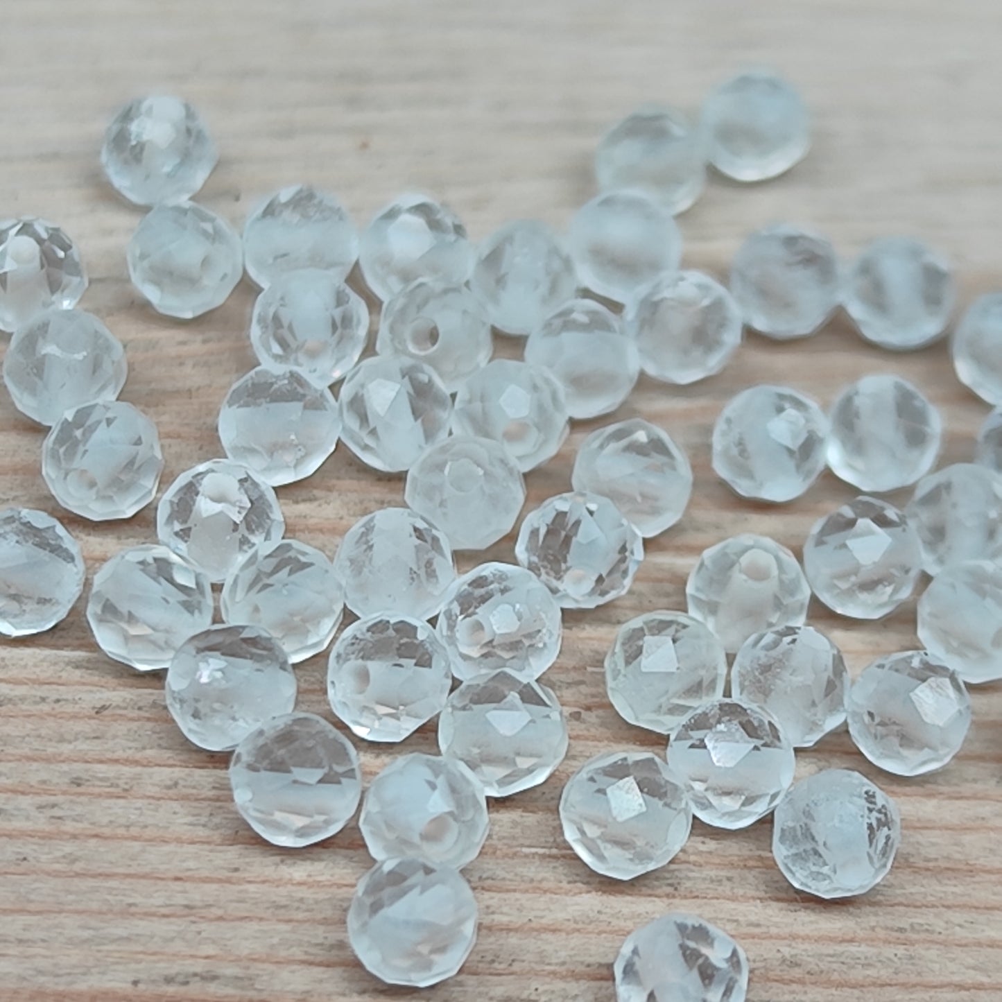 Quartz cristal de roche facetté – perles naturelles 3 mm – lot de 50