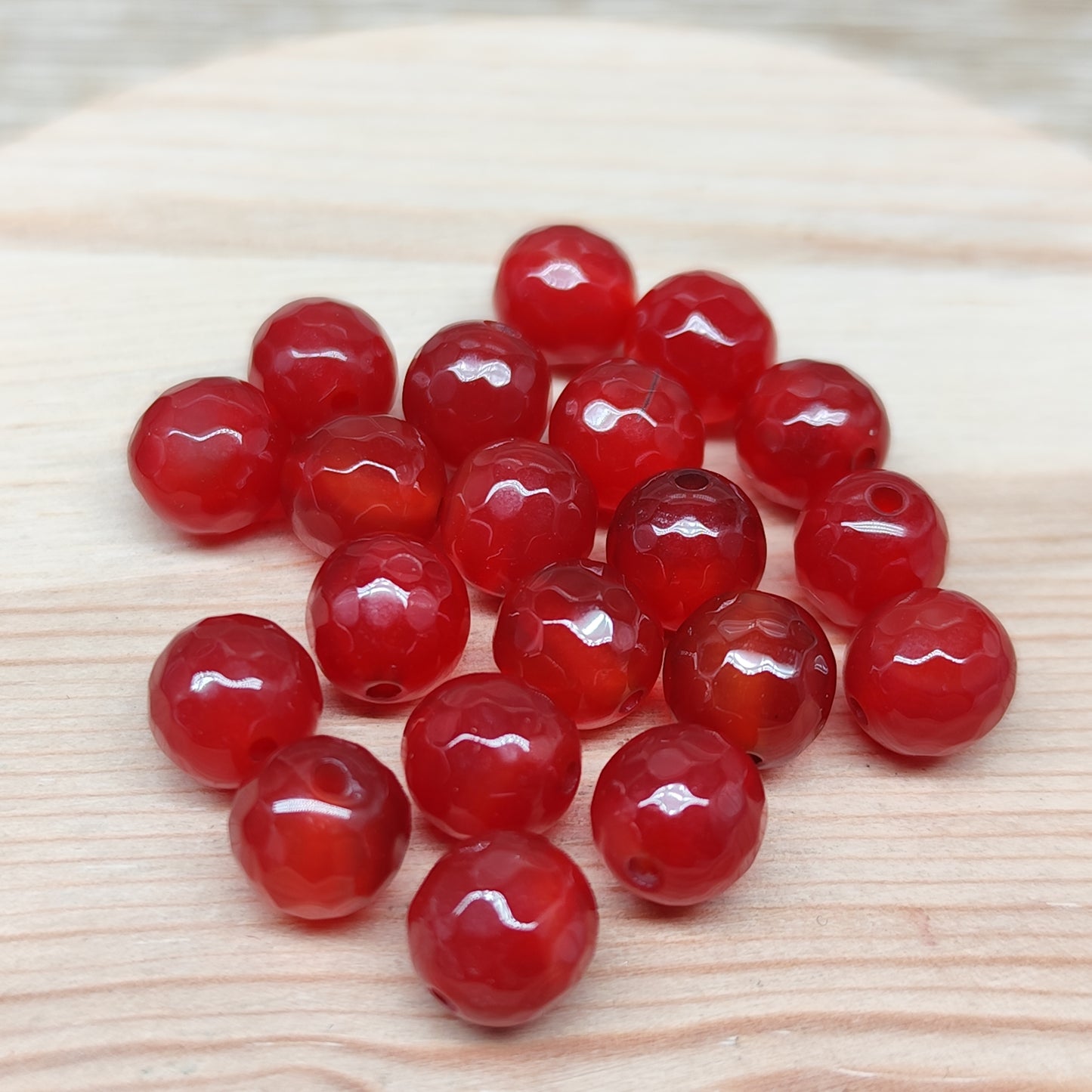 Quartzite facettée rouge – perles naturelles teintées 8 mm – lot de 20
