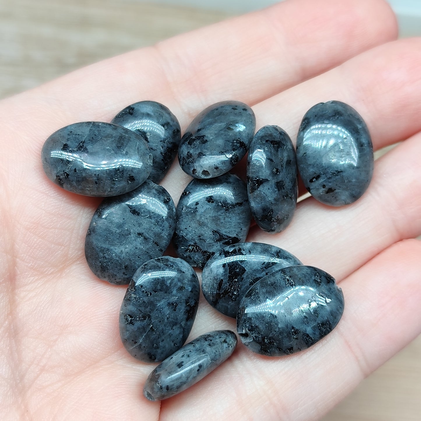 Larvikite ovale – perles naturelles 13 mm – lot de 10