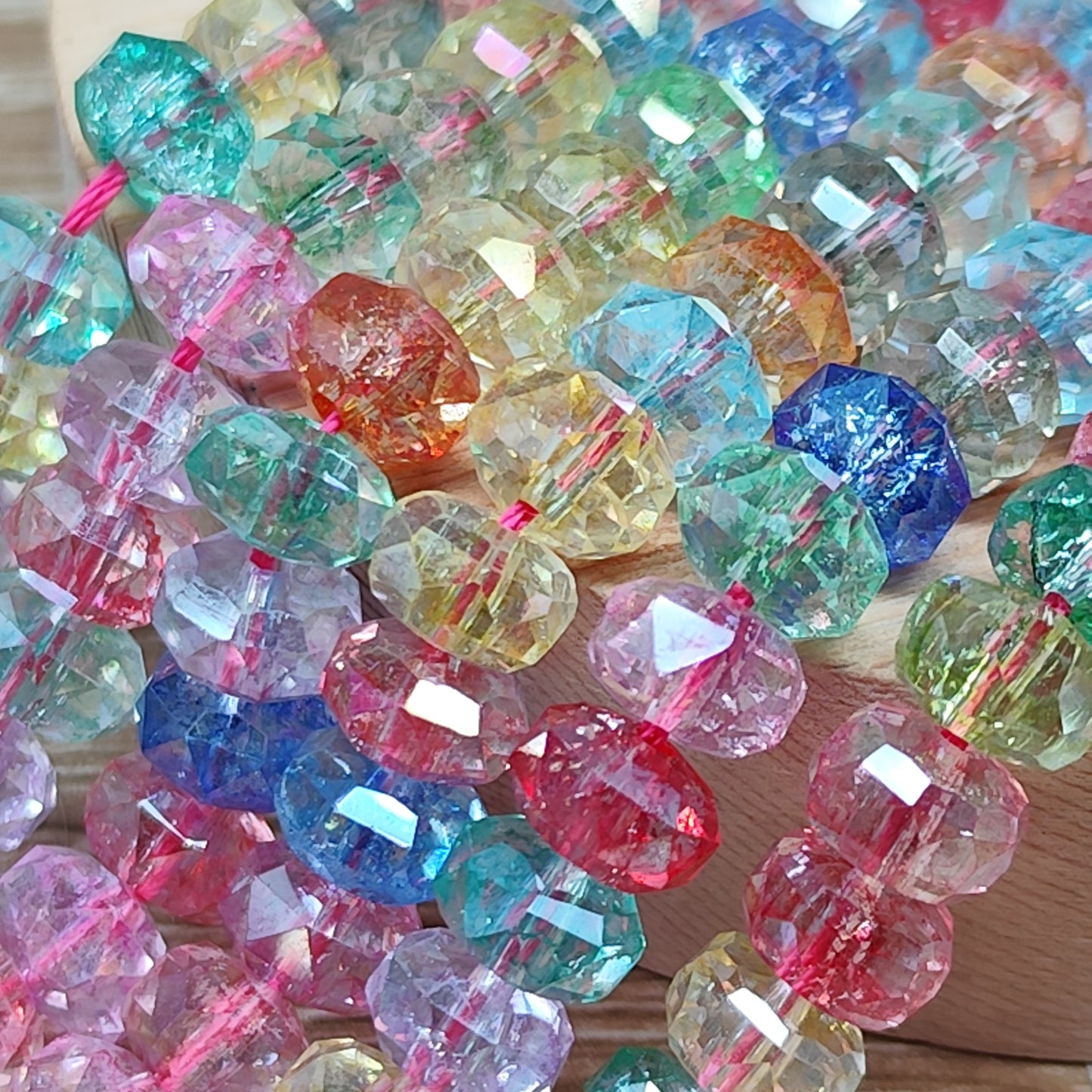 Perles de verre multicolore facettées - fil entier
