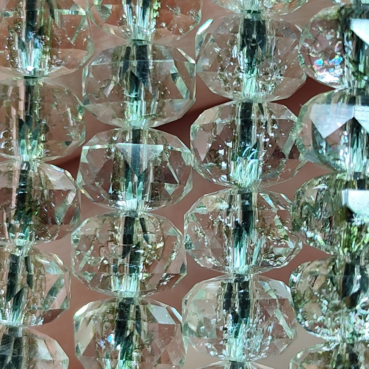 Perles de verre vert facettées - fil entier