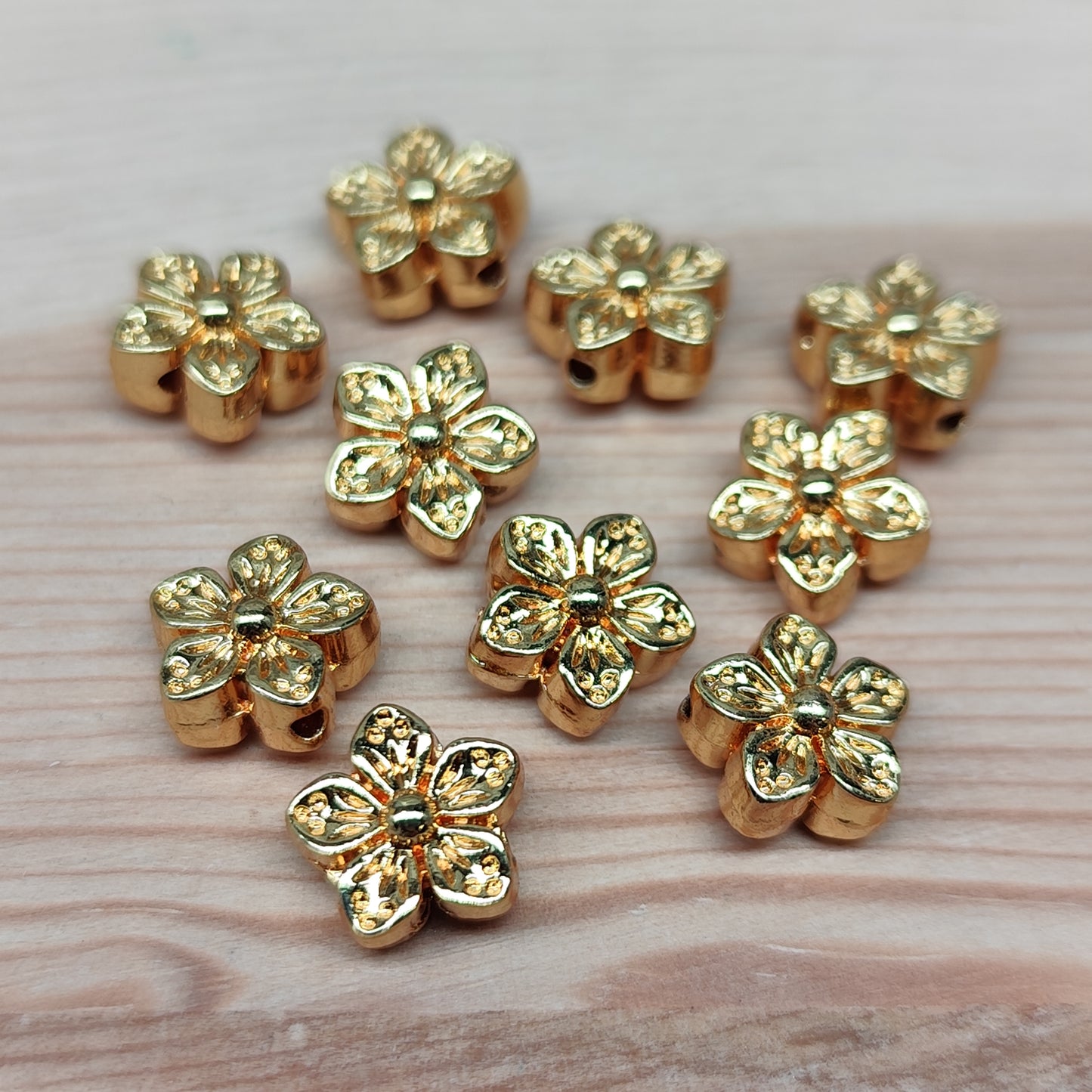 Perle fleur en métal doré – 8,5 mm - lot de 10