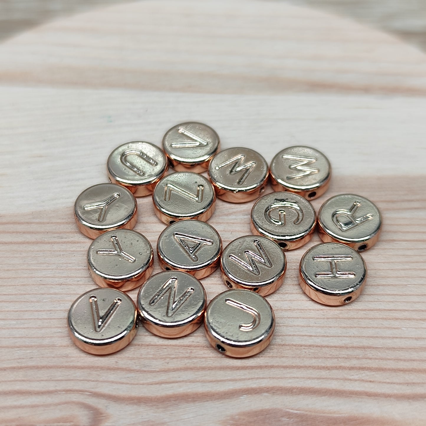 Hématite perles alphabet dorées – 8 mm – lot de 15