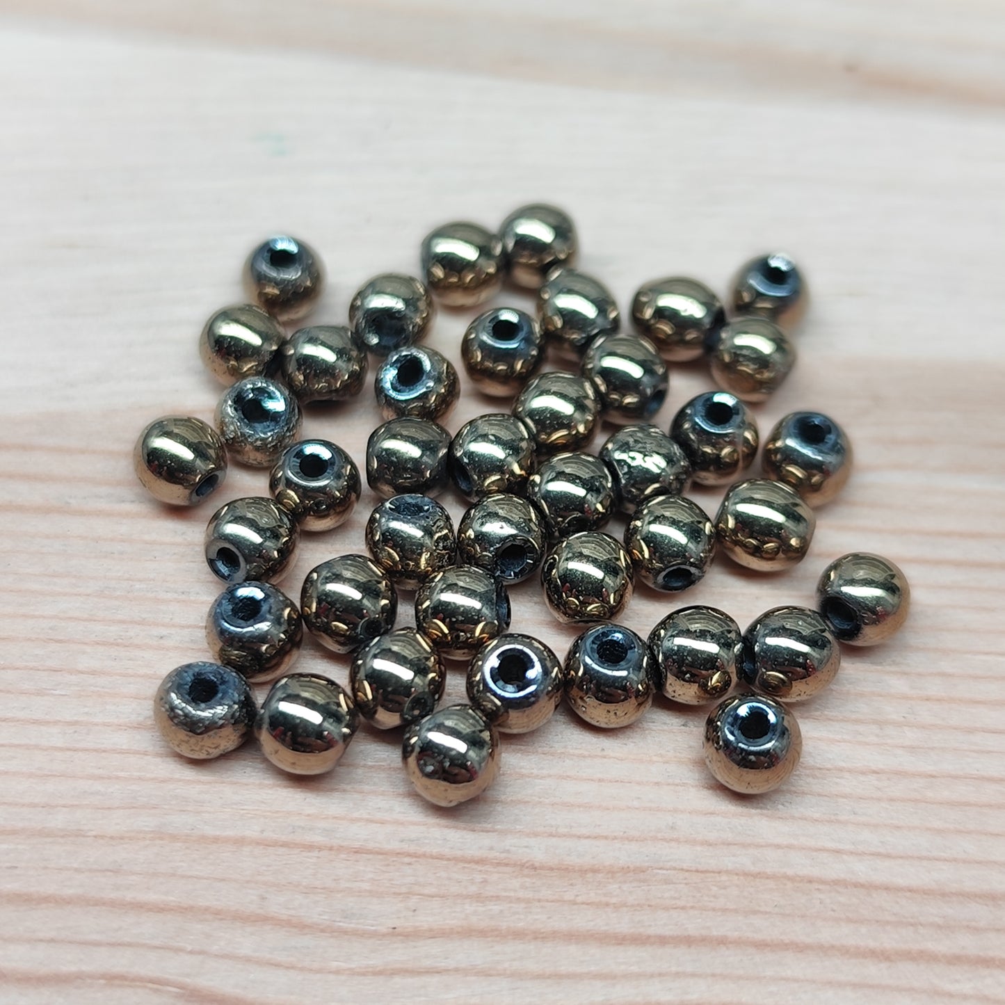 Hématite dorée – perles naturelles teintées 4 mm – lot de 40