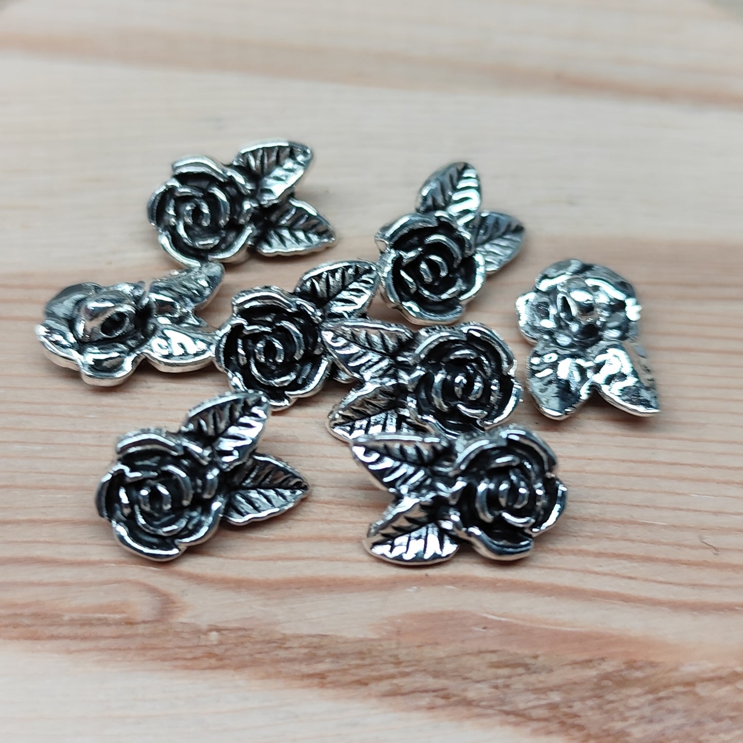 Perle rose et feuille en métal argenté – 7,5 mm - lot de 8