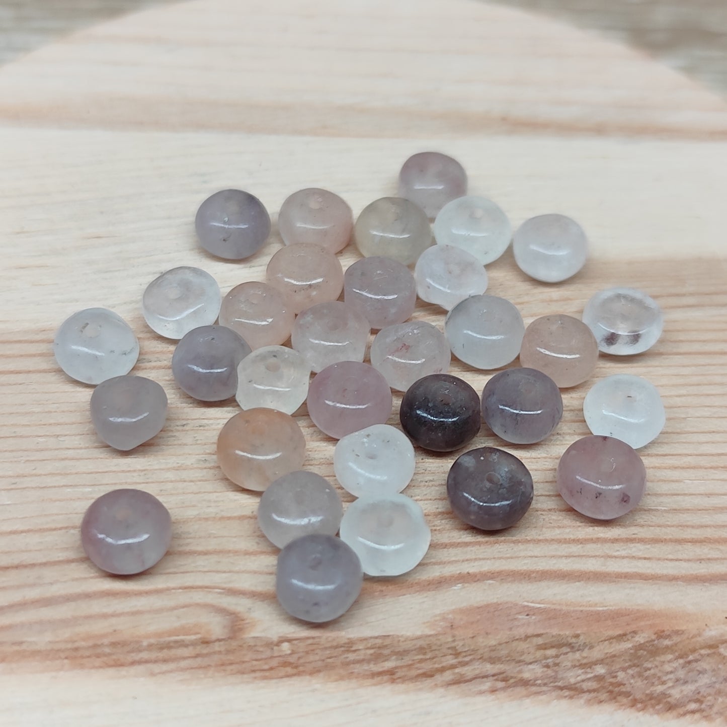 Jade violette – perles naturelles 6 mm – lot de 30