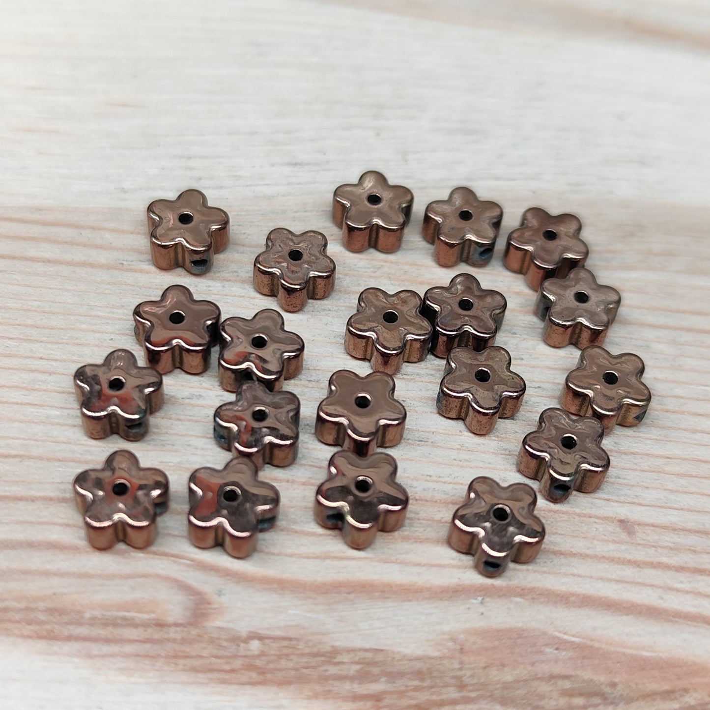 Hématite fleur bronze chocolat – 5,5 mm – lot de 20