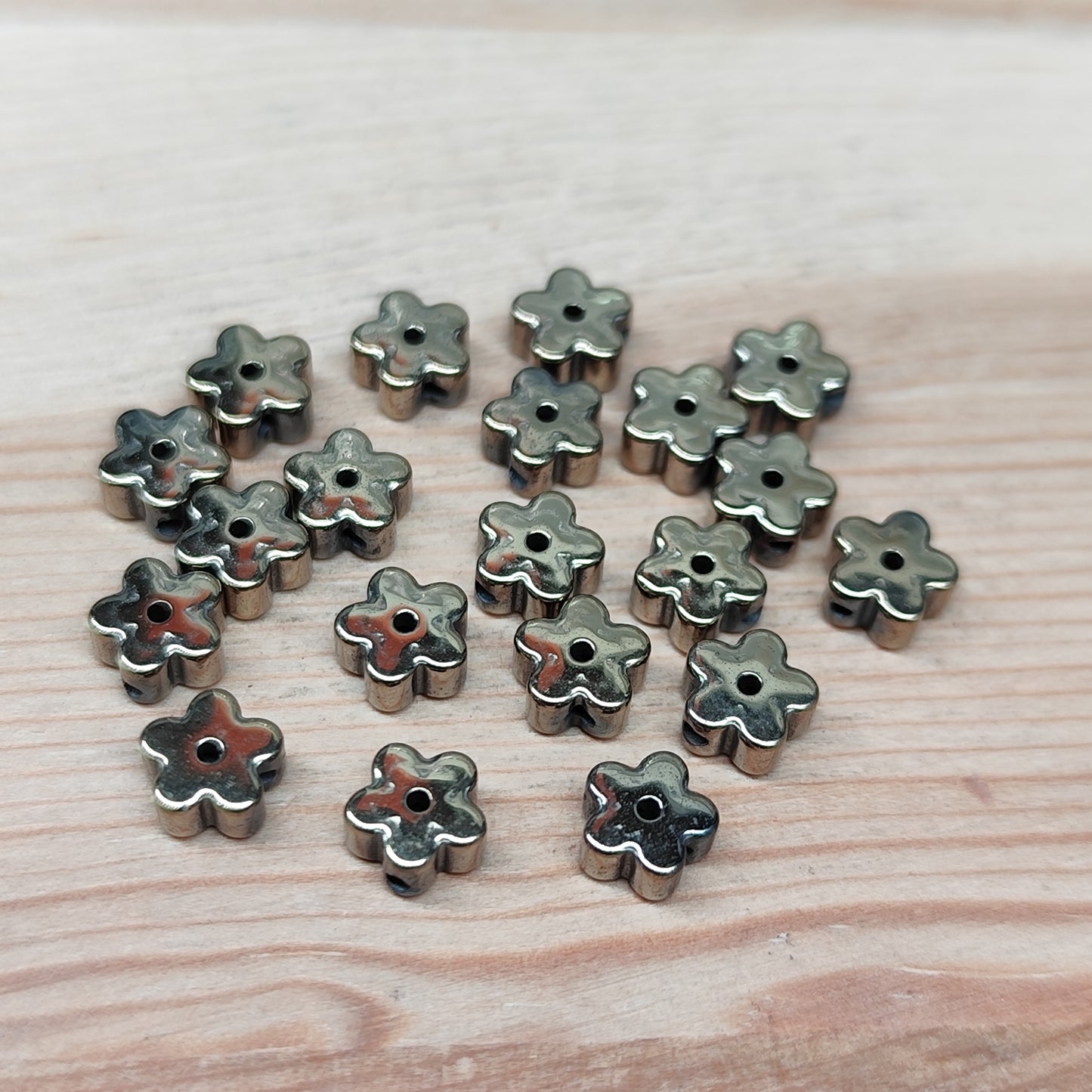 Hématite fleur bronze doré – 5,5 mm – lot de 20