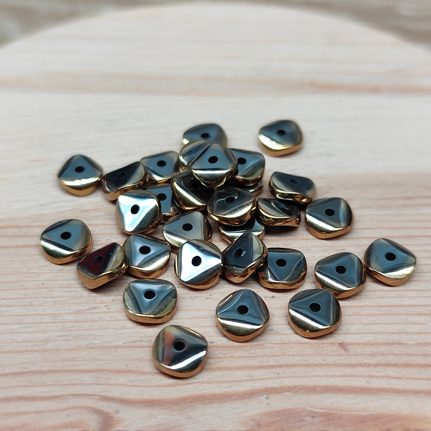 Hématite bordure dorée – 6 mm – lot de 30