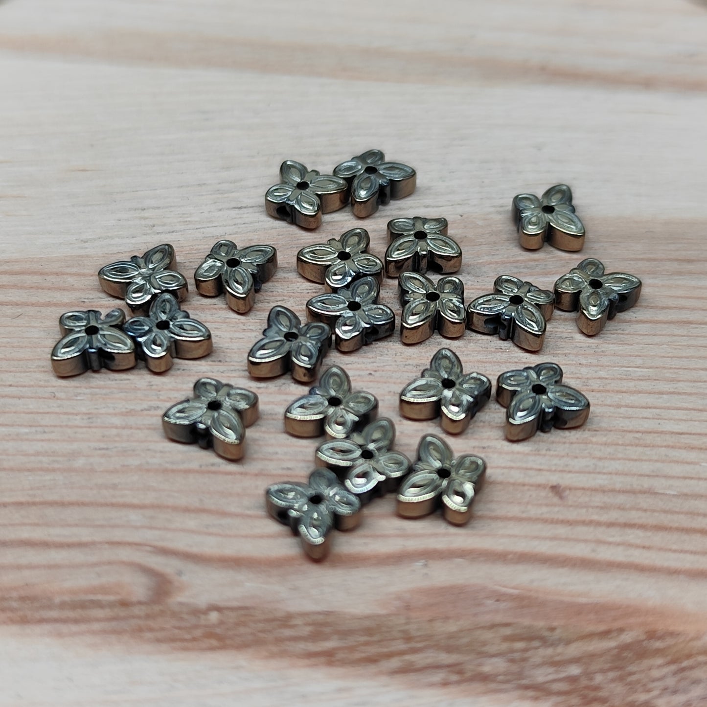 Hématite papillon bronze dorée – 6 mm – lot de 20