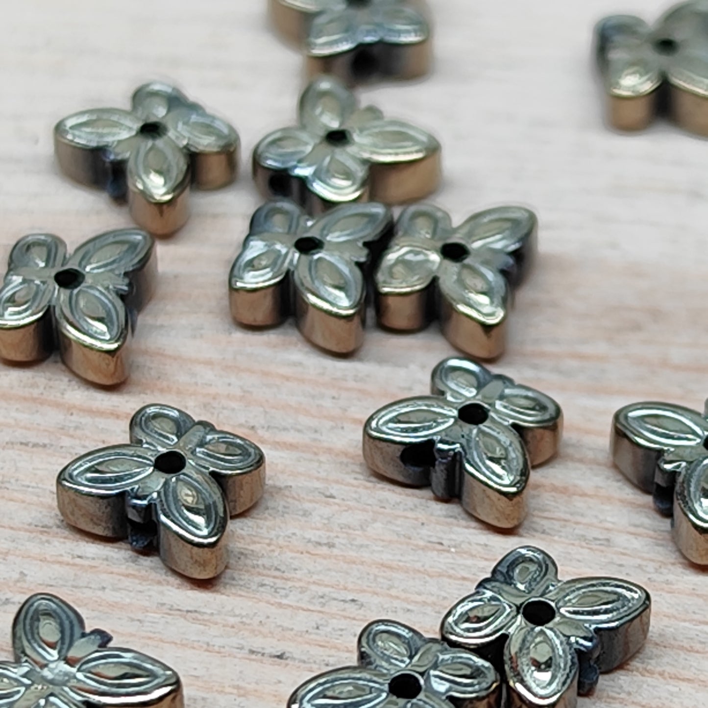 Hématite papillon bronze dorée – 6 mm – lot de 20