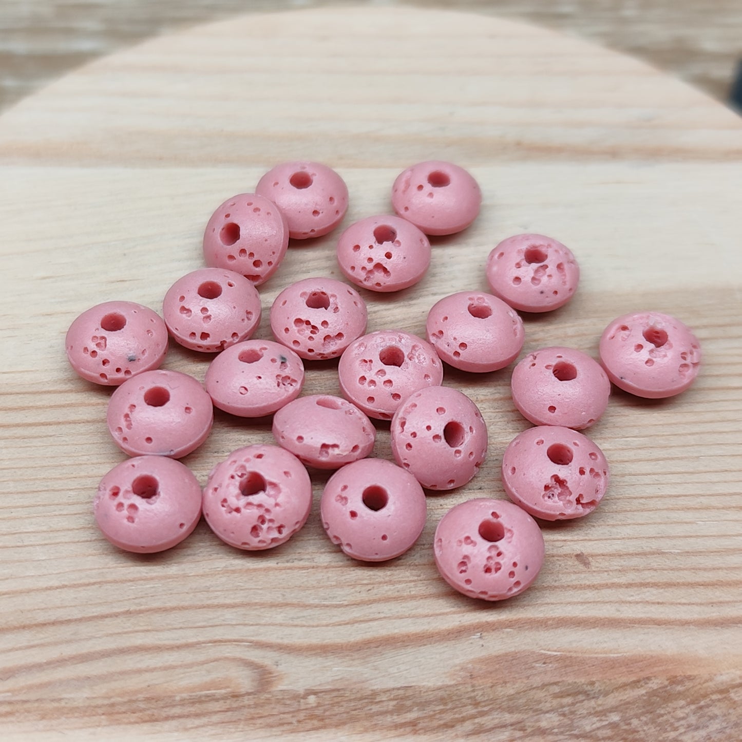Pierre de lave forme donut rose – perles naturelles teintées 8 mm – lot de 20
