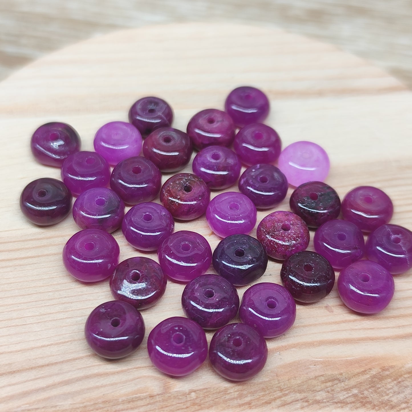 Jade violet – perles naturelles teintées 8 mm – lot de 30