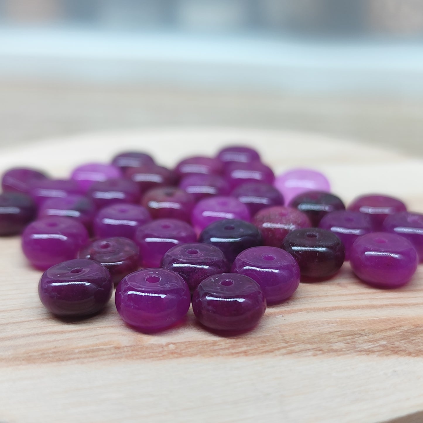 Jade violet – perles naturelles teintées 8 mm – lot de 30