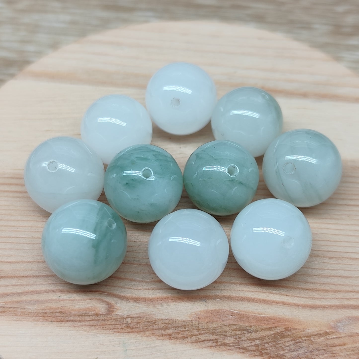 Jade de Xiuyan – perles naturelles 14 mm – lot de 10