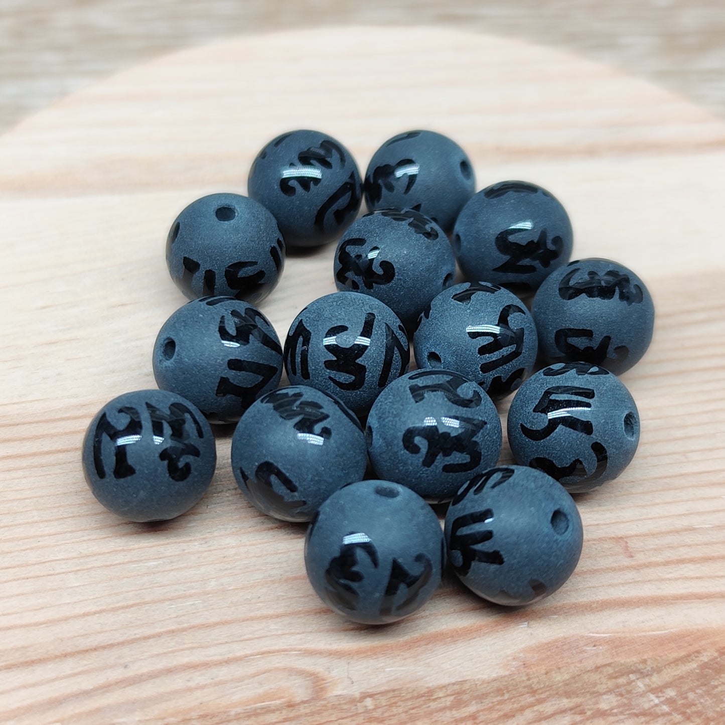 Agate noire gravée mantra – perles naturelles 10 mm – lot de 15