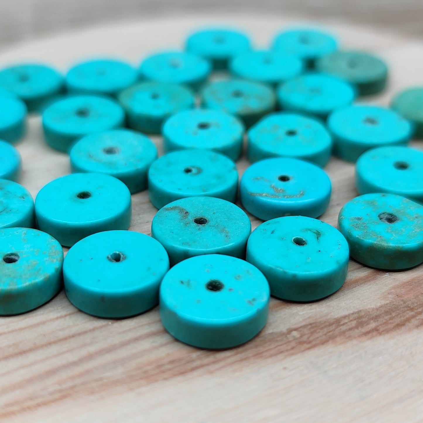 Howlite bleue forme donut – perles naturelles teintées 10 mm – lot de 30