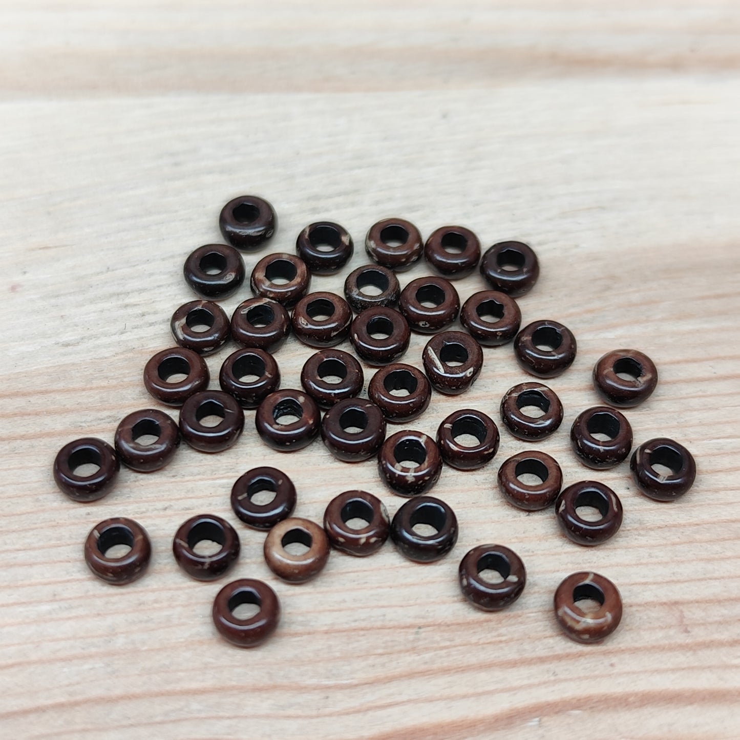 Noix de coco donut – perles naturelles 4 mm – lot de 40