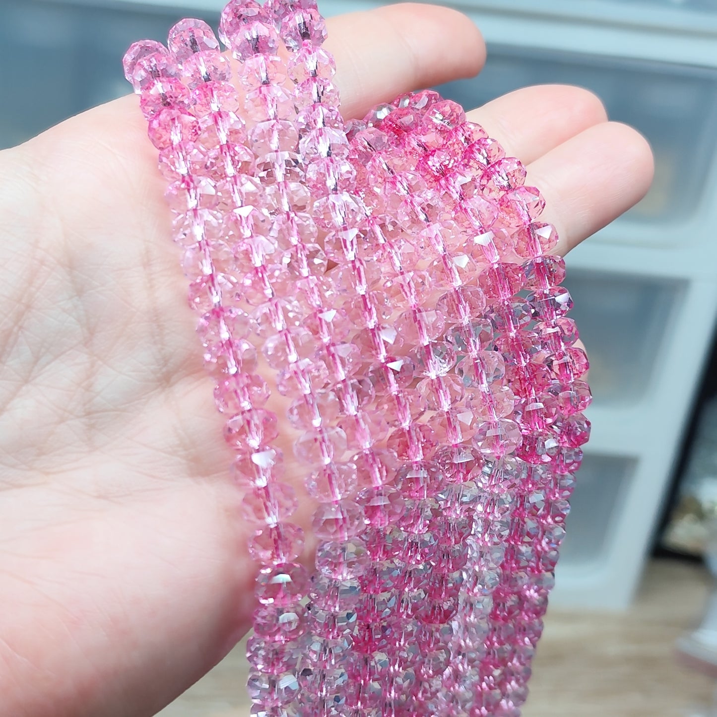 Perles de verre rose facettées - fil entier