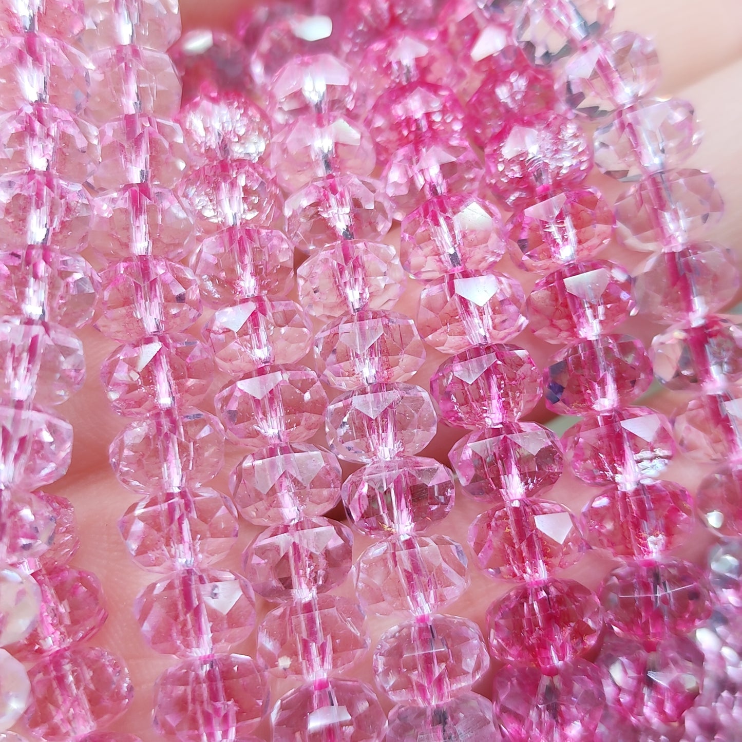 Perles de verre rose facettées - fil entier