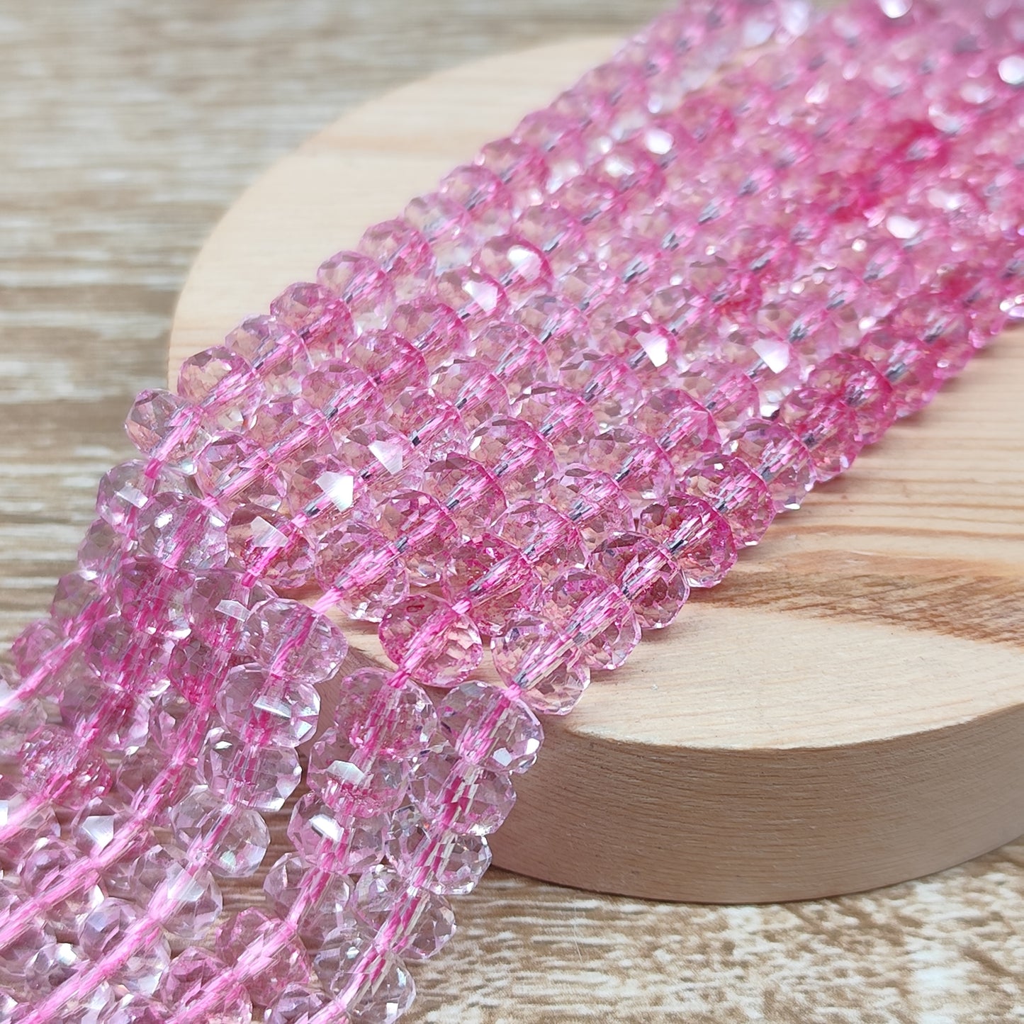 Perles de verre rose facettées - fil entier