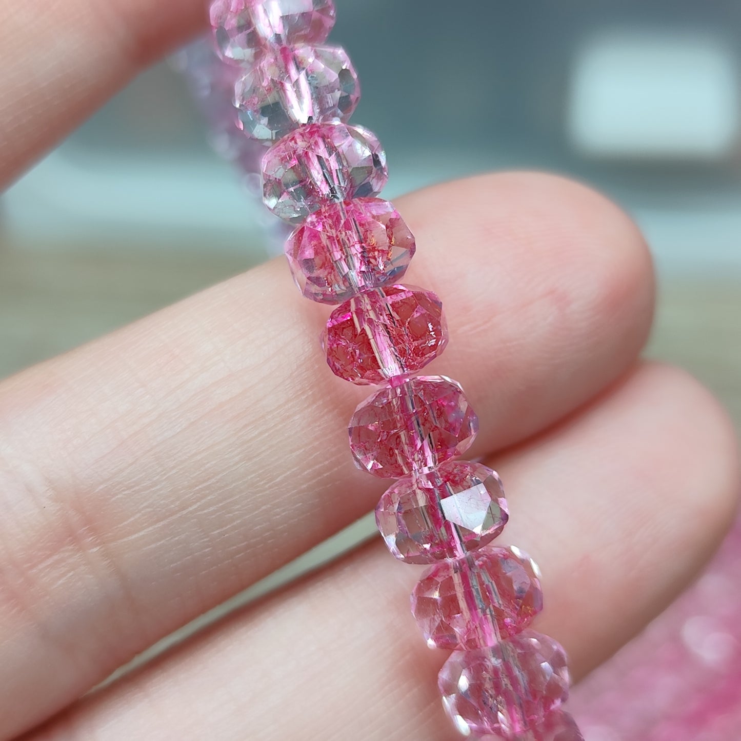 Perles de verre rose facettées - fil entier