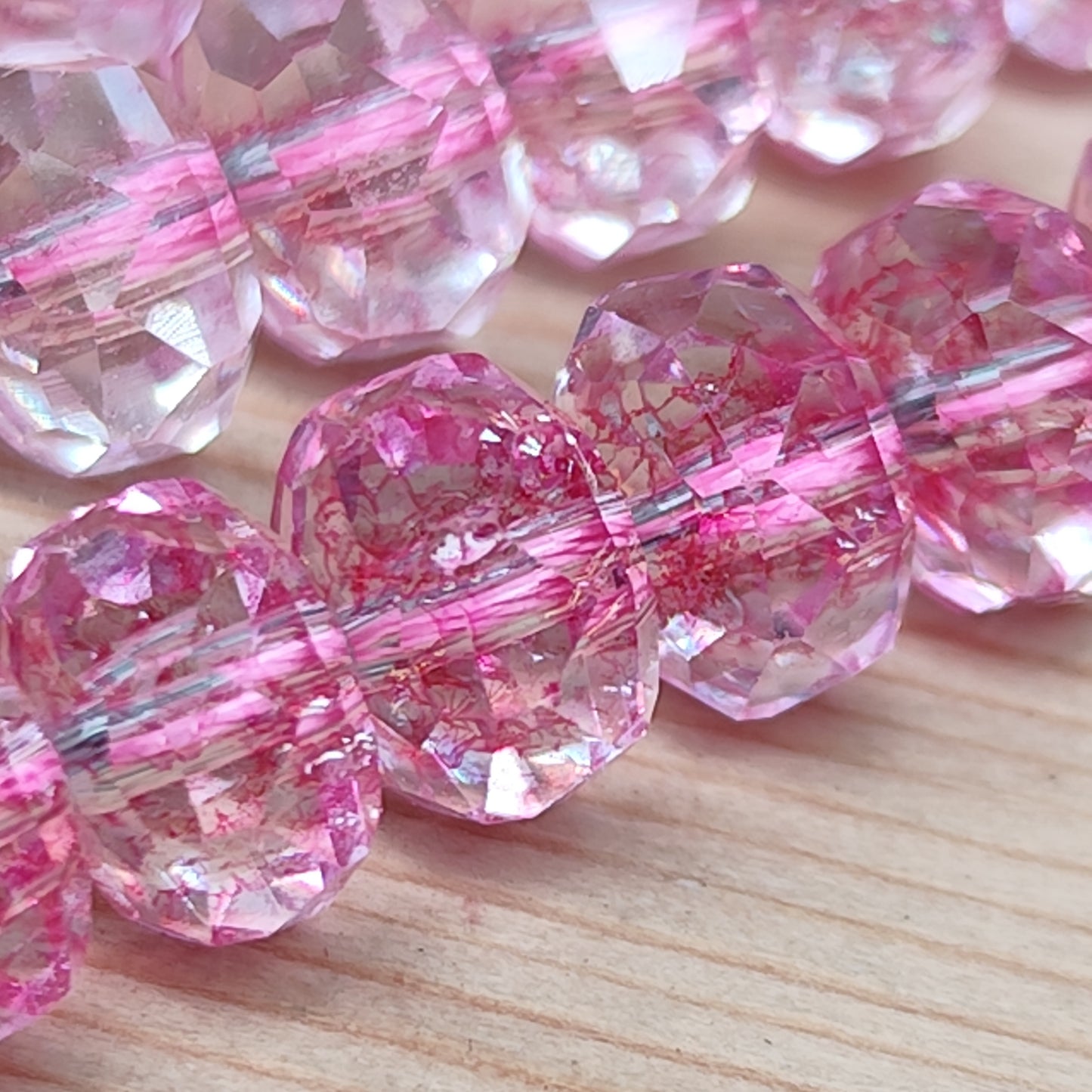 Perles de verre rose facettées - fil entier