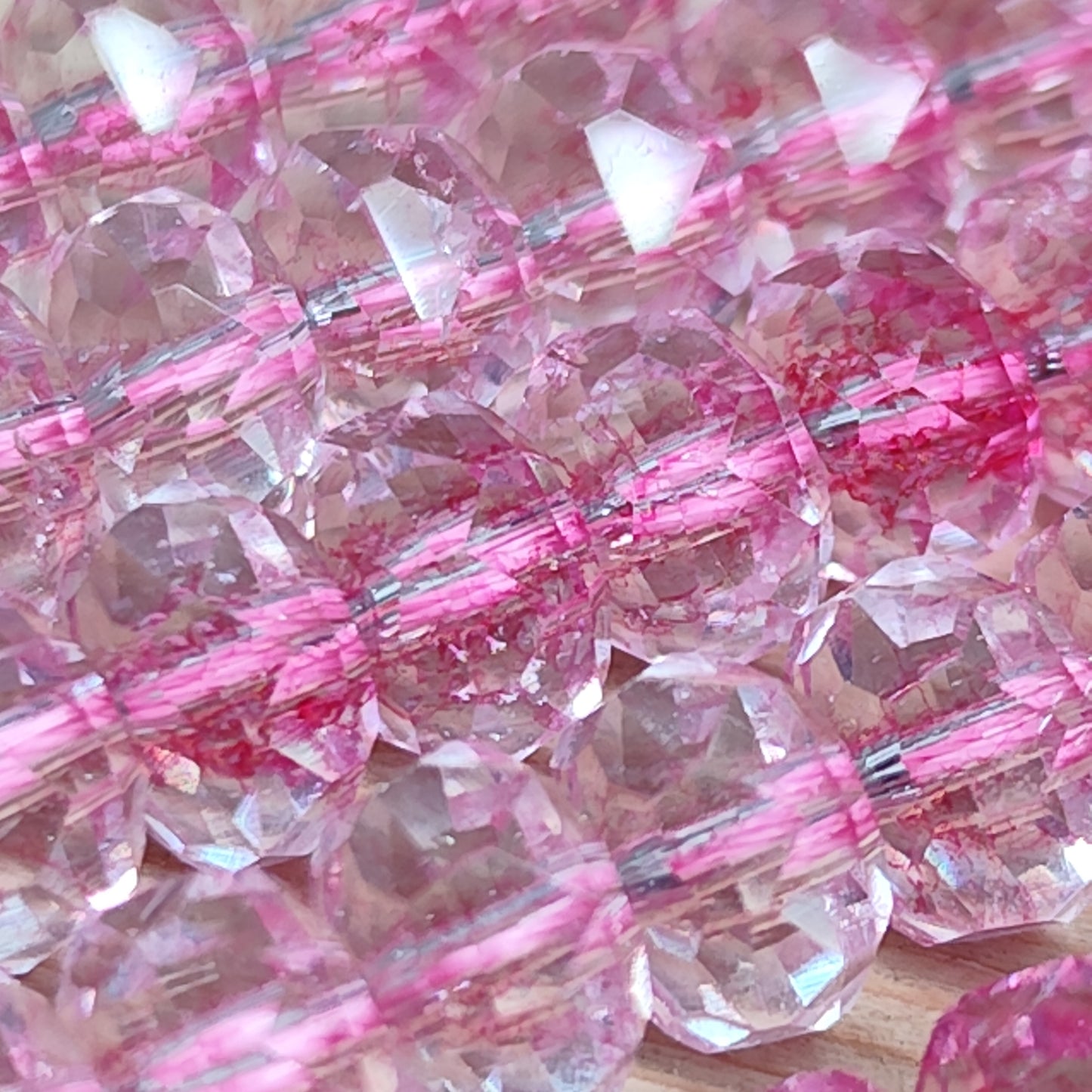 Perles de verre rose facettées - fil entier