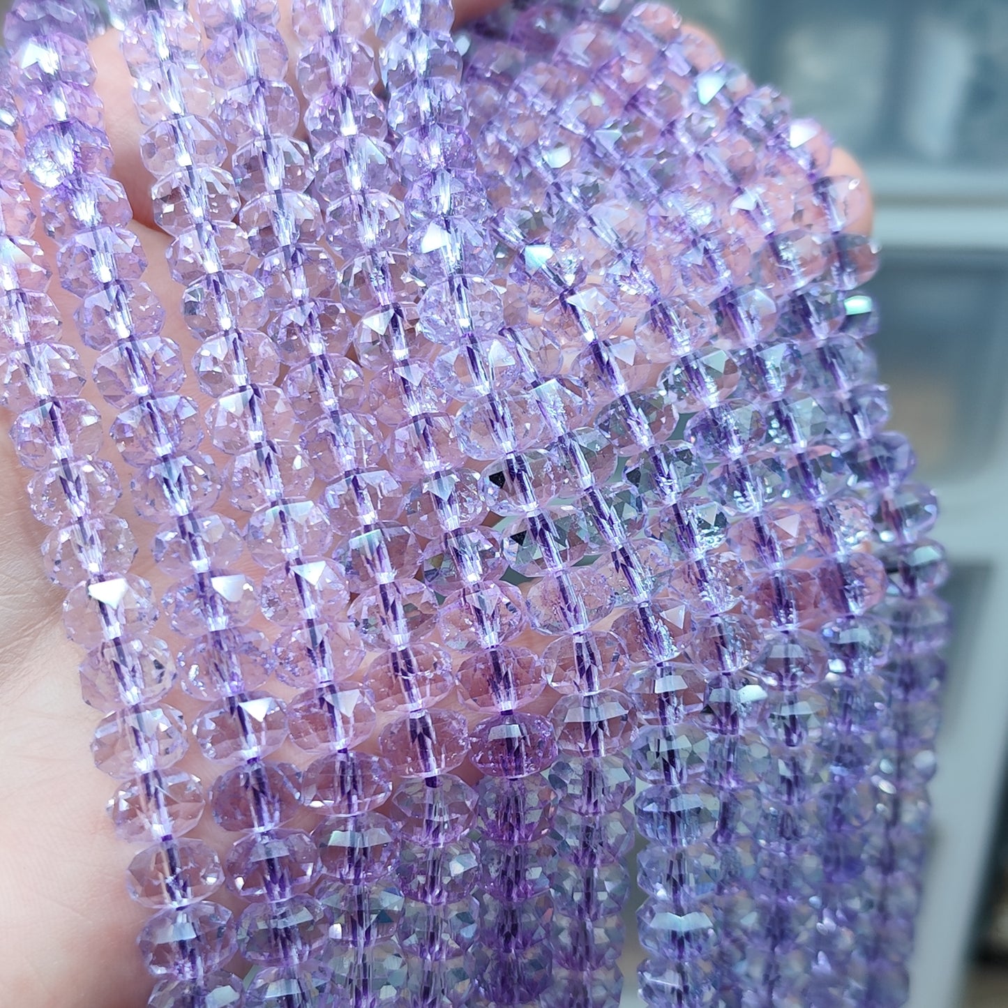 Perles de verre violet facettées - fil entier