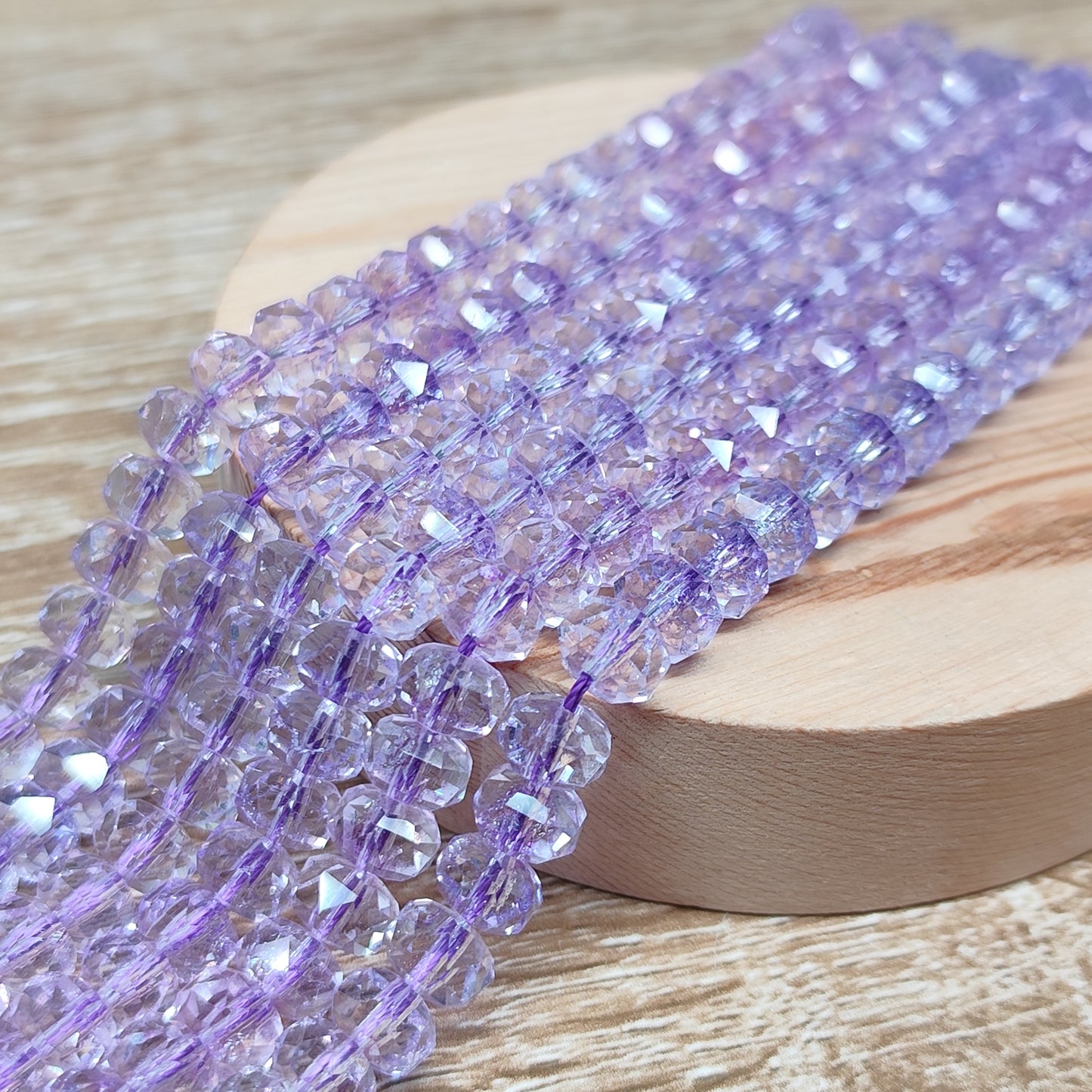 Perles de verre violet facettées - fil entier
