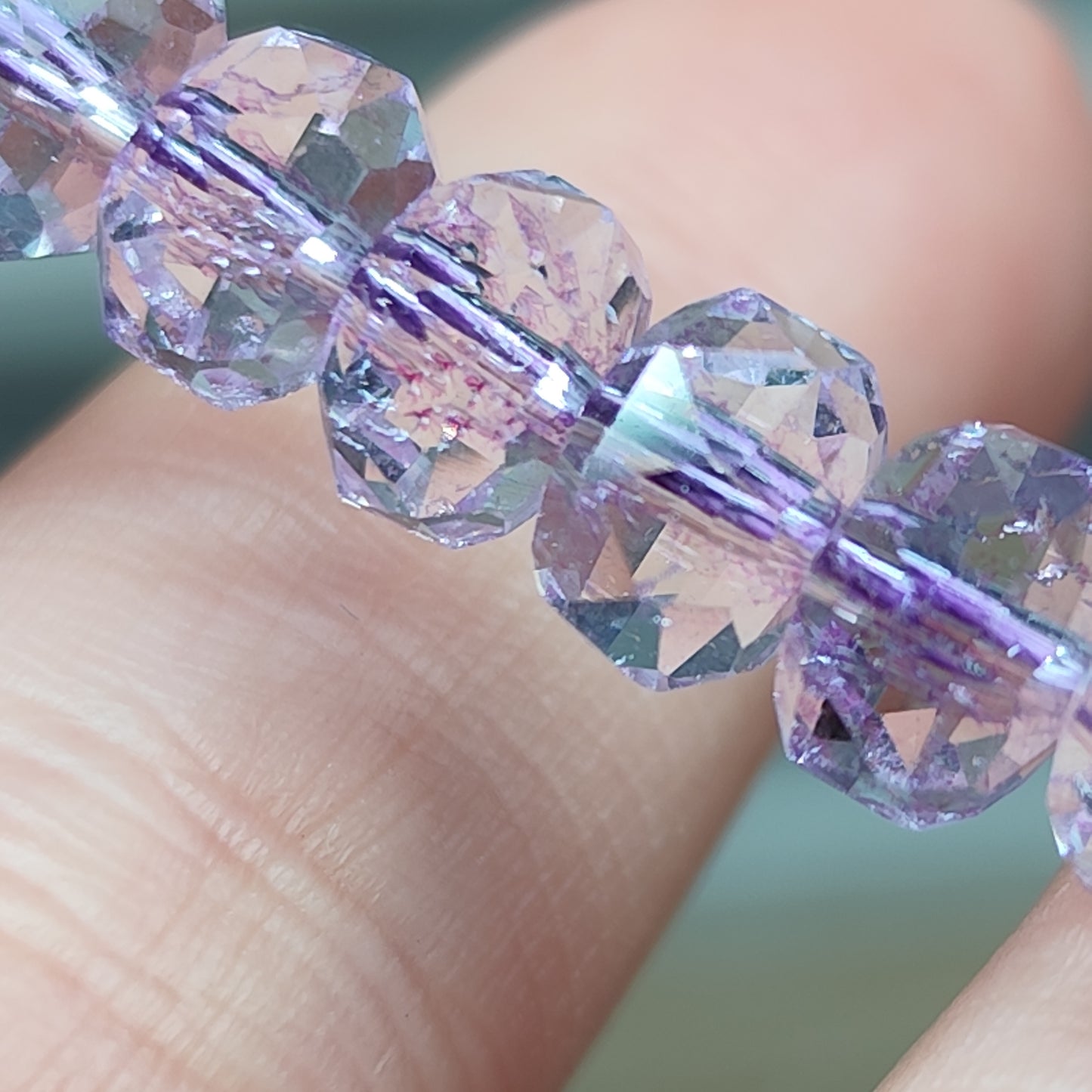 Perles de verre violet facettées - fil entier