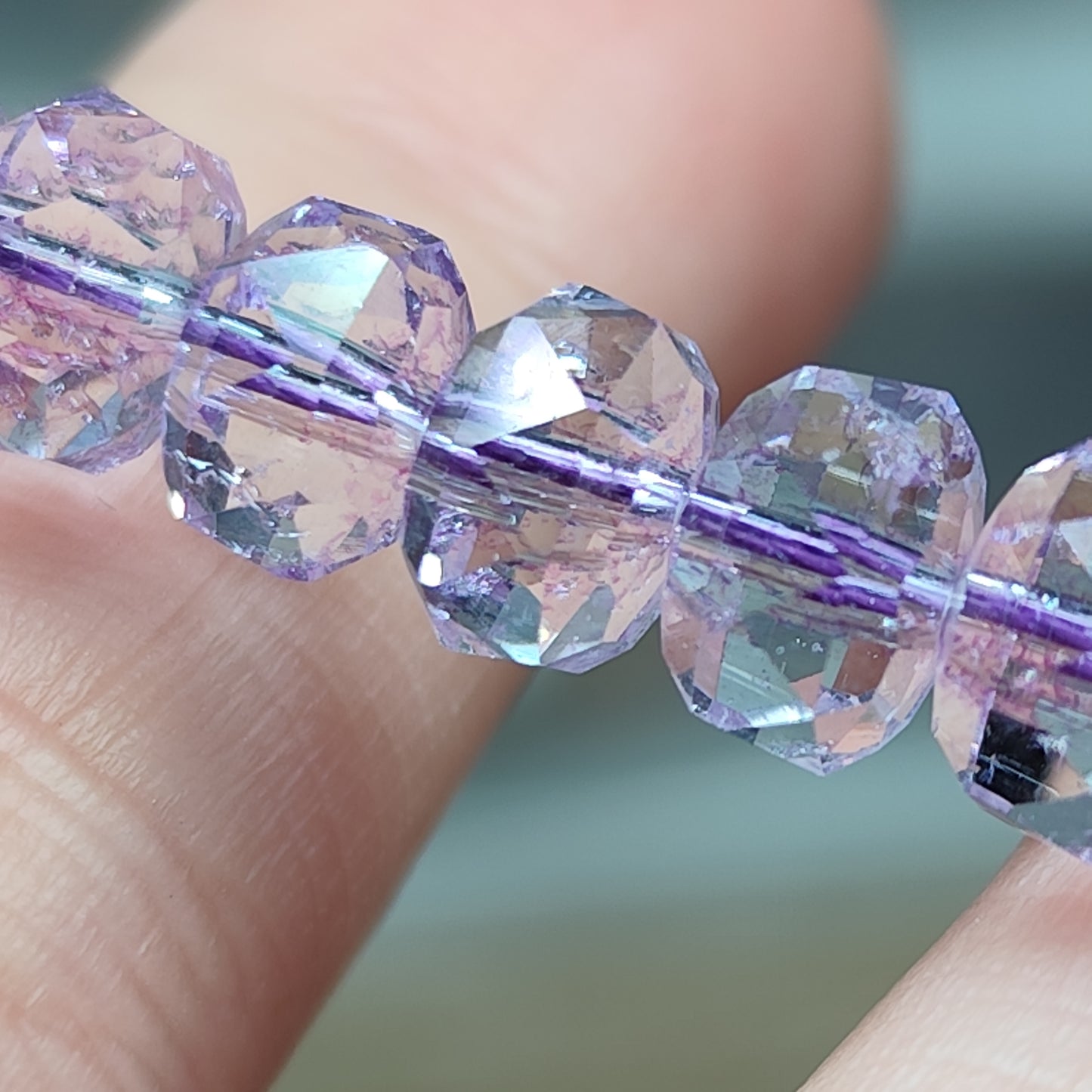 Perles de verre violet facettées - fil entier