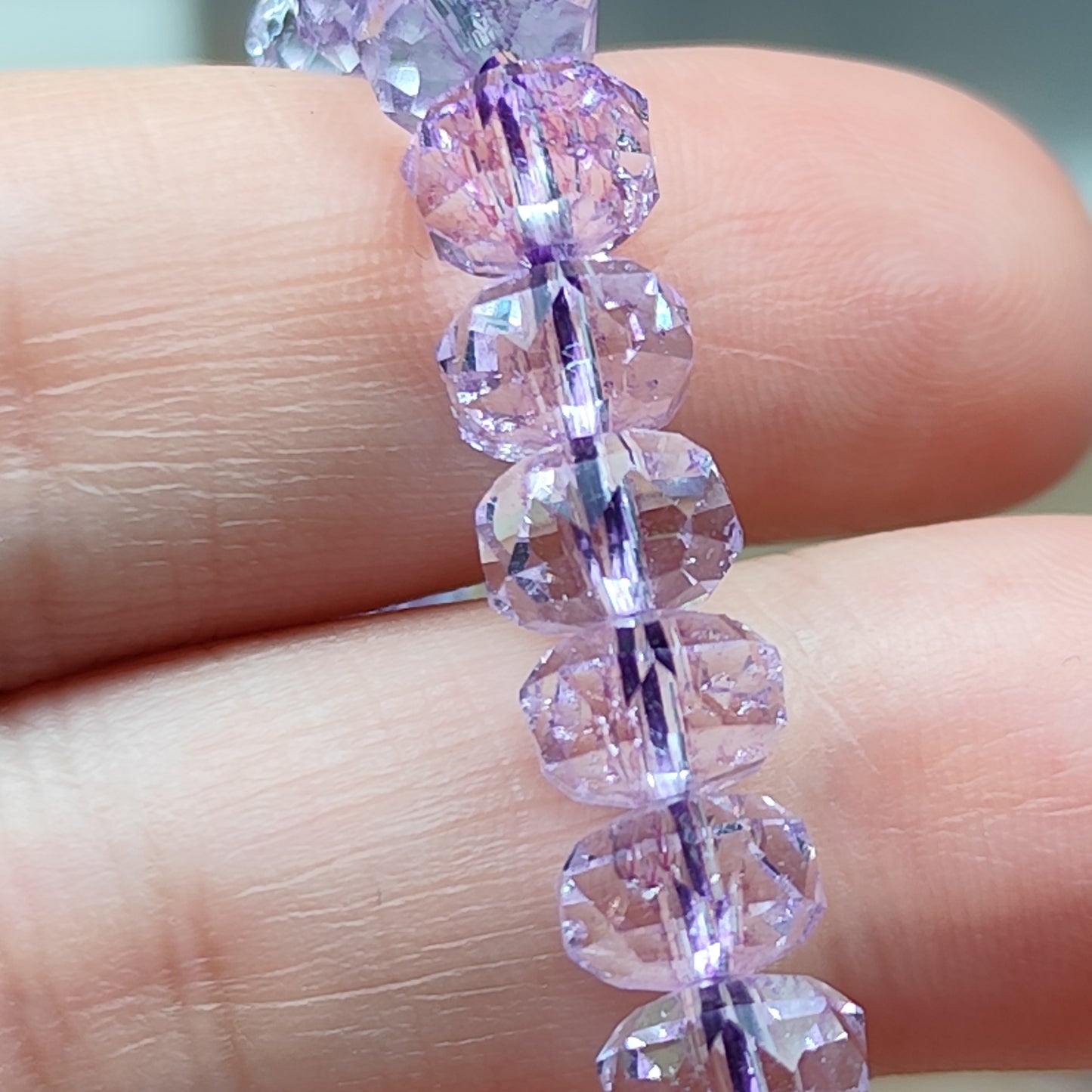 Perles de verre violet facettées - fil entier