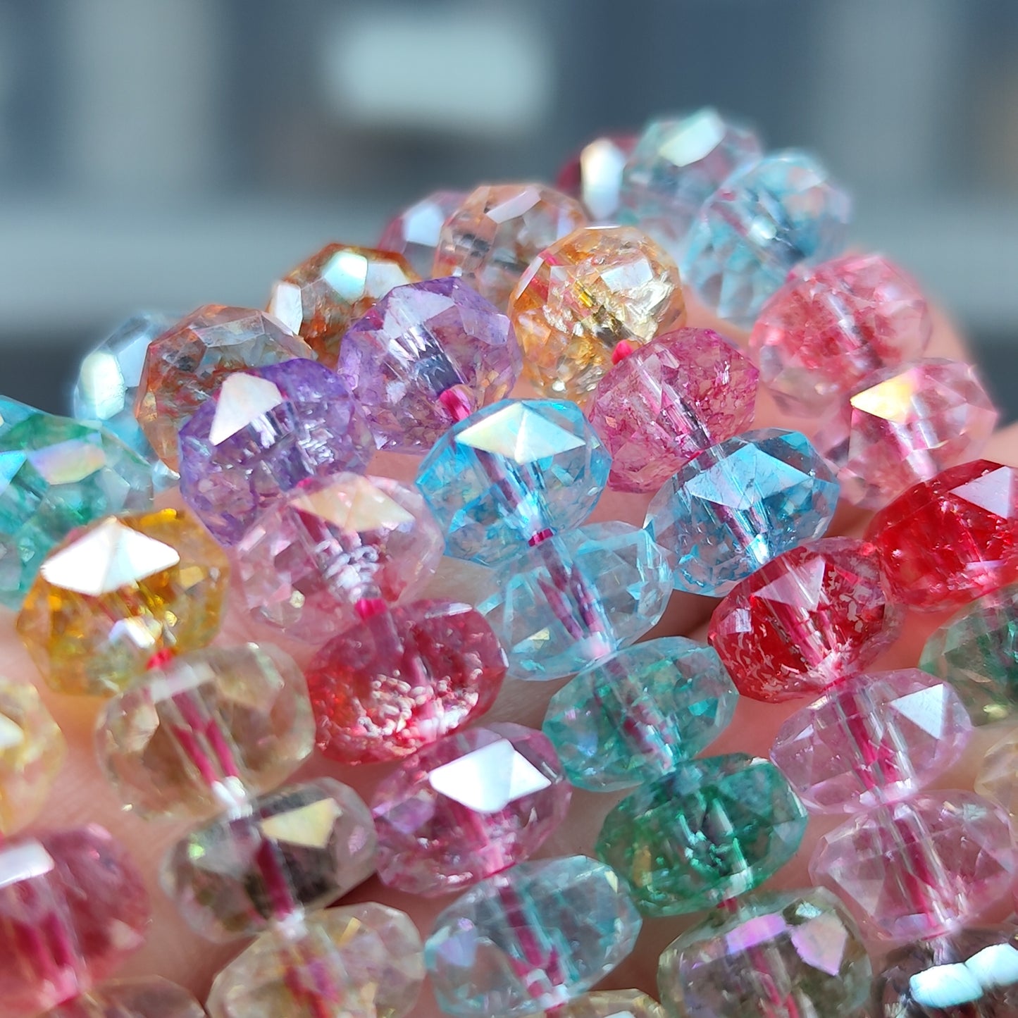 Perles de verre multicolore facettées - fil entier