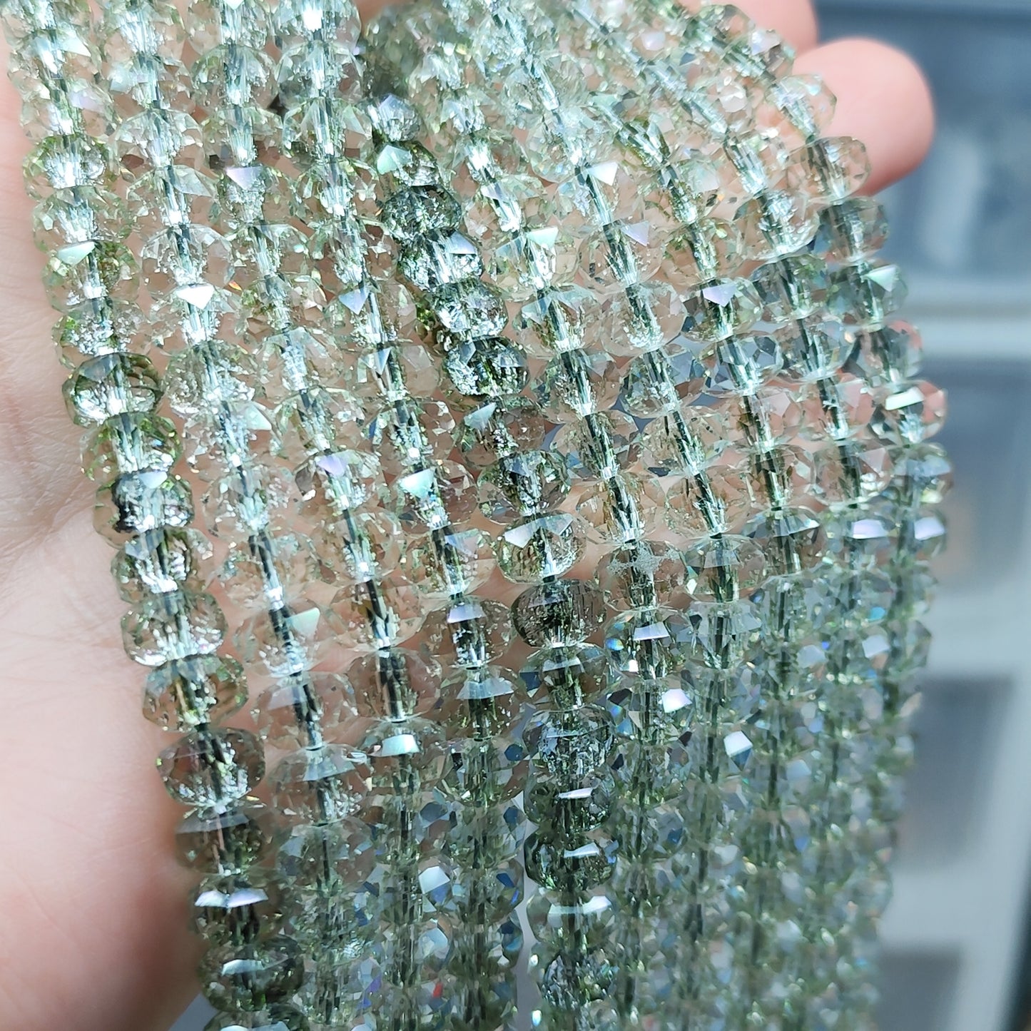 Perles de verre vert facettées - fil entier