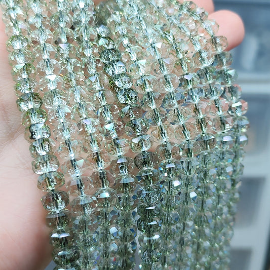 Perles de verre vert facettées - fil entier