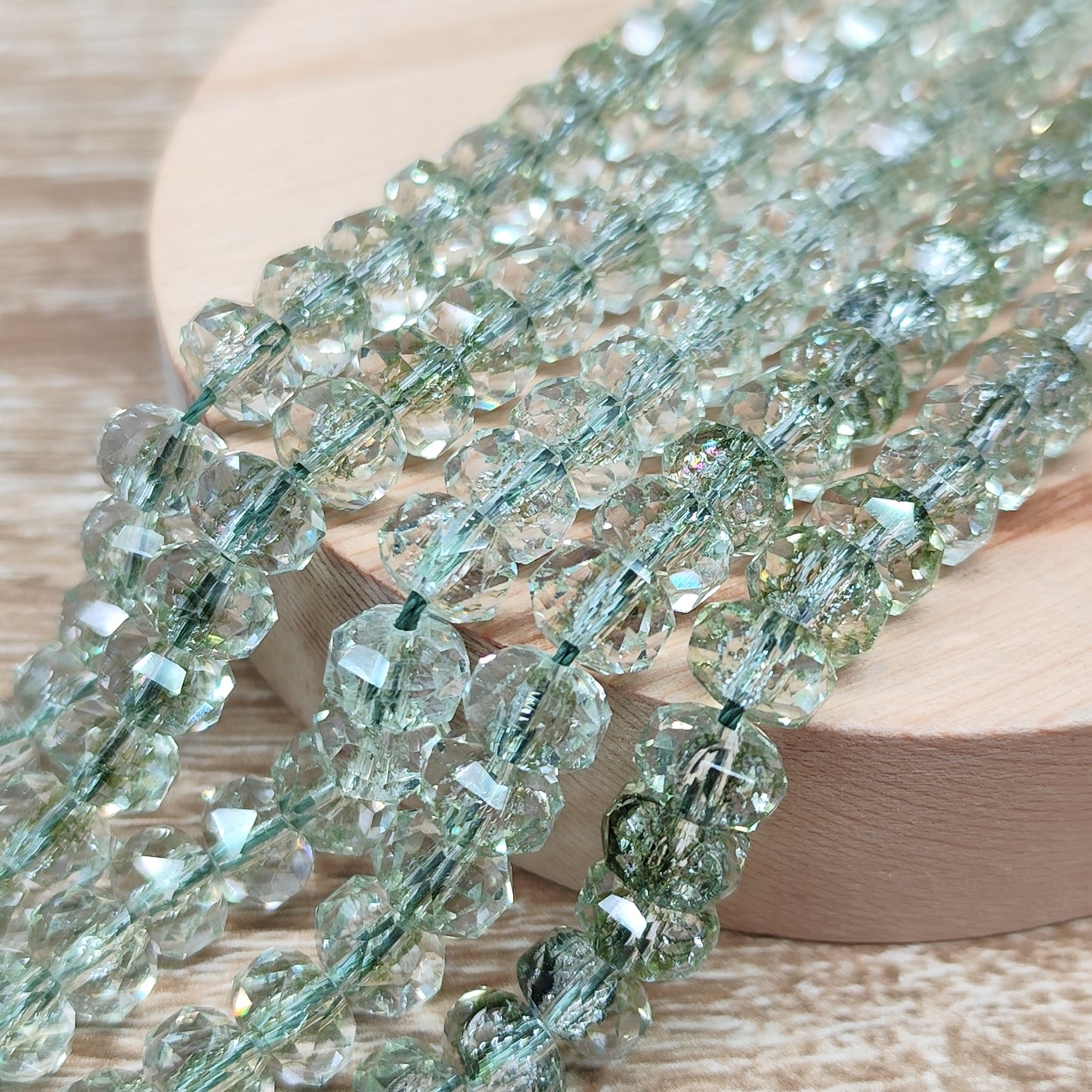 Perles de verre vert facettées - fil entier