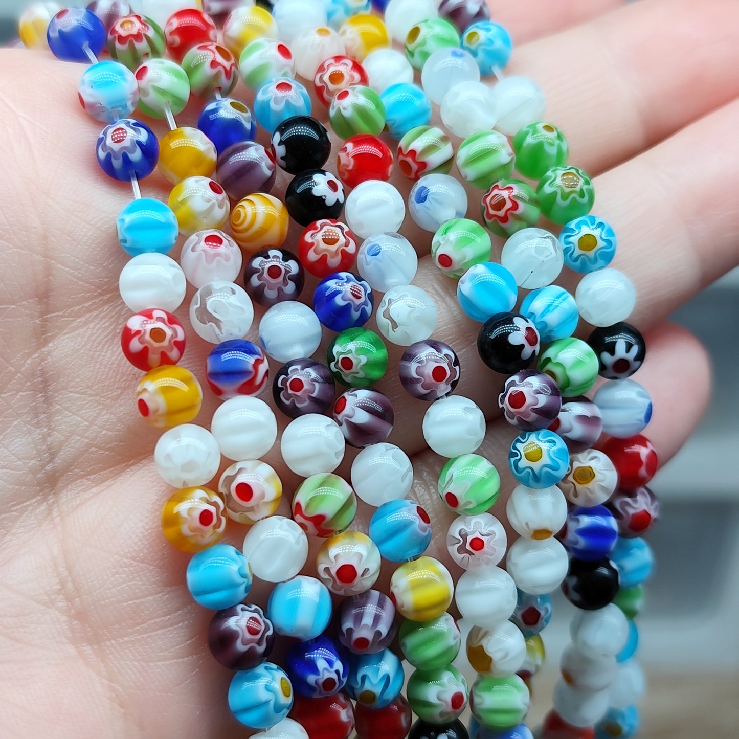 Verre fleurs multicolores – perles 6 mm – 1 fil entier