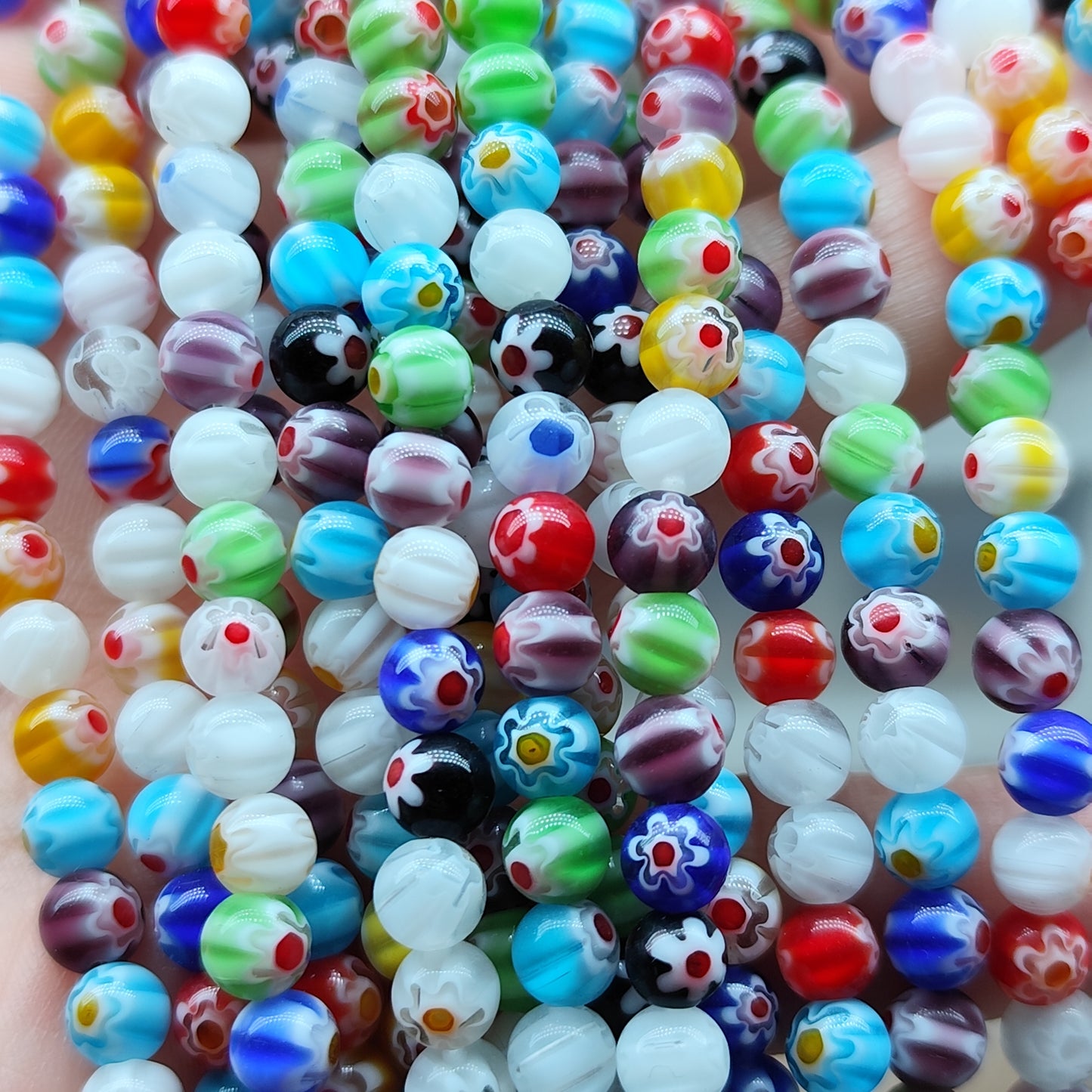 Verre fleurs multicolores – perles 6 mm – 1 fil entier