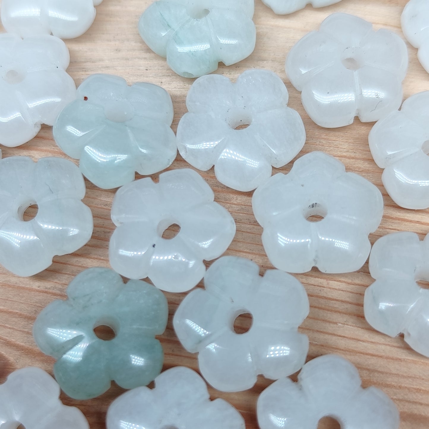 Jade Tian shan fleur – perle naturelle 14 mm – 1 pièce