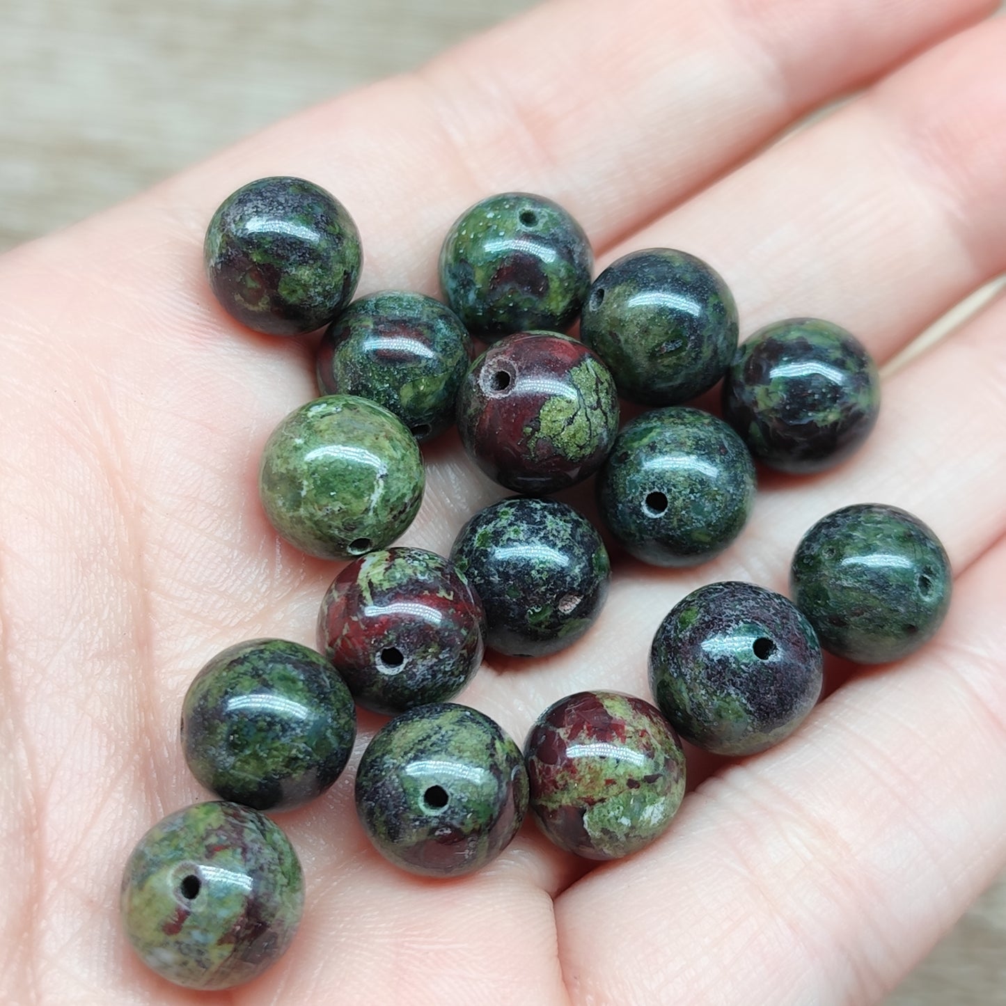 Jaspe sang de dragon – perles naturelles 10,5 mm – lot de 15