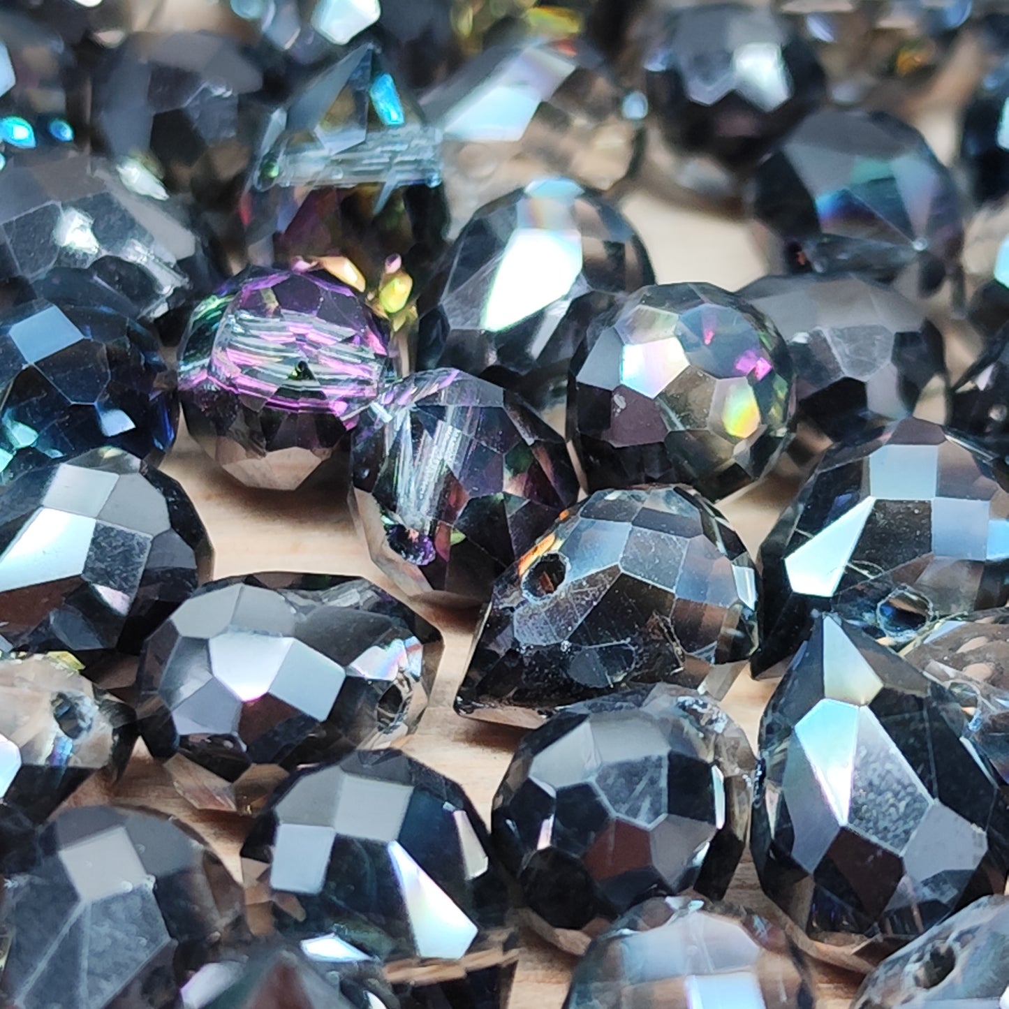 Perle goutte verre facetté noir fumé 8 mm – lot de 50